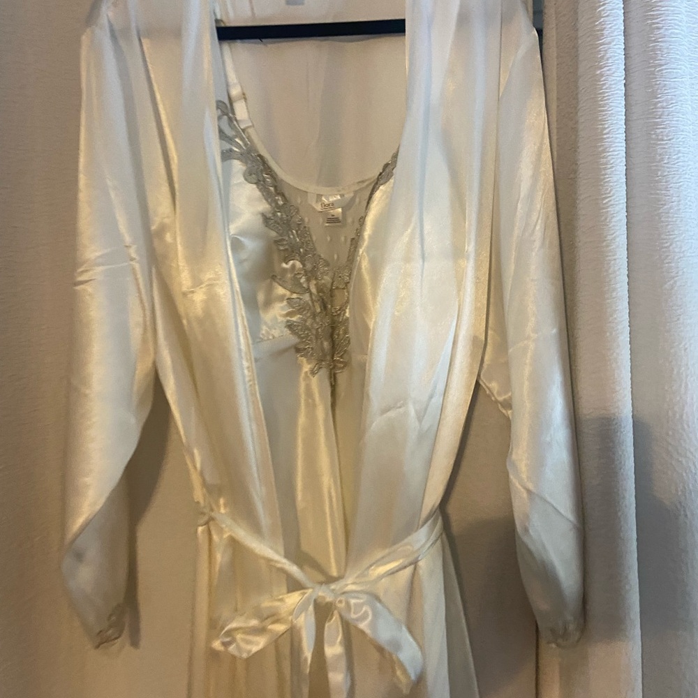 Stunning Flora satin nightgown and robe set. Sz 2x